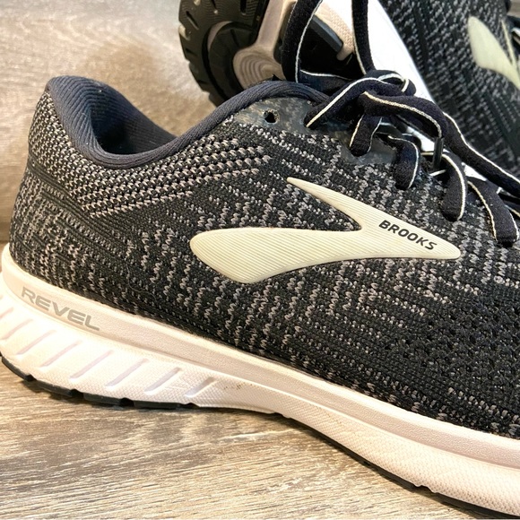 Brooks Running Shoes Revel 3 Black BioMoGo DNA Lace-up Woman like New - Picture 2 of 11